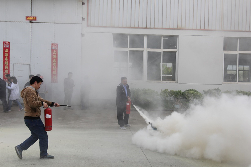 警報(bào)響起，員工撤離現(xiàn)場
