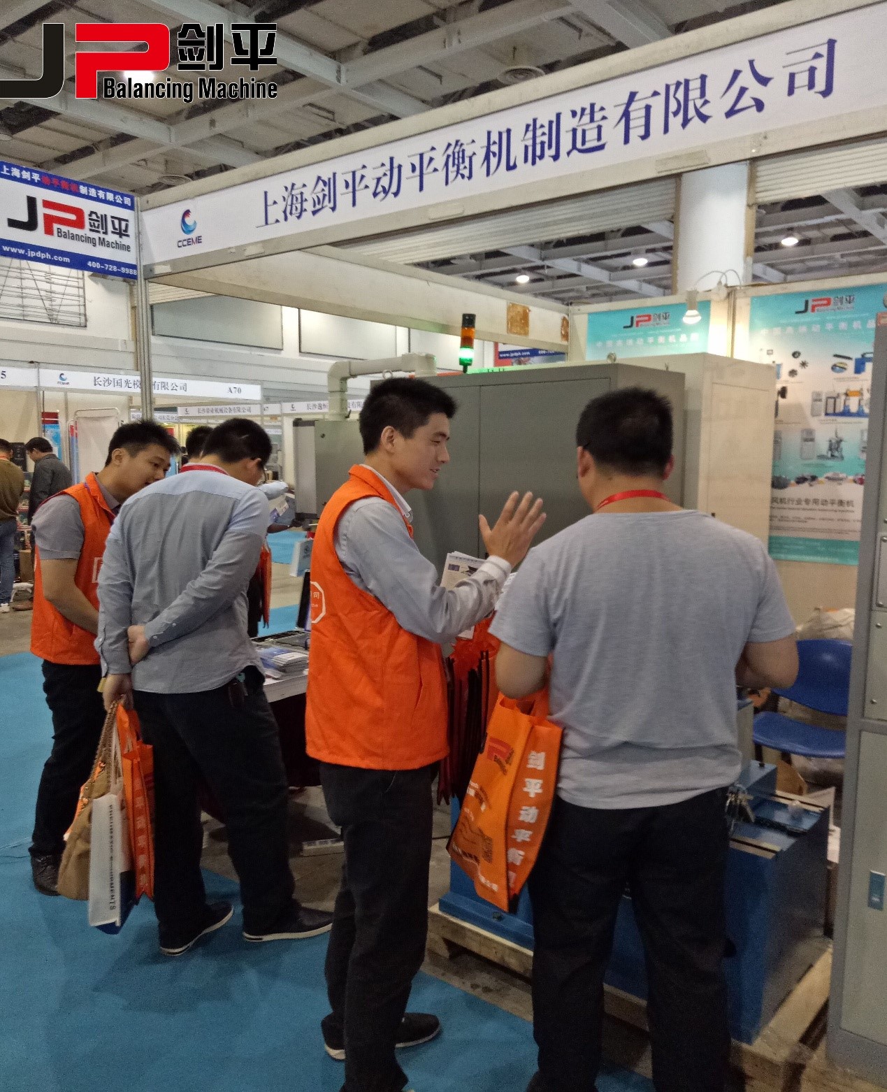 客戶(hù)在湖南展會(huì)咨詢(xún)動(dòng)平衡機(jī)